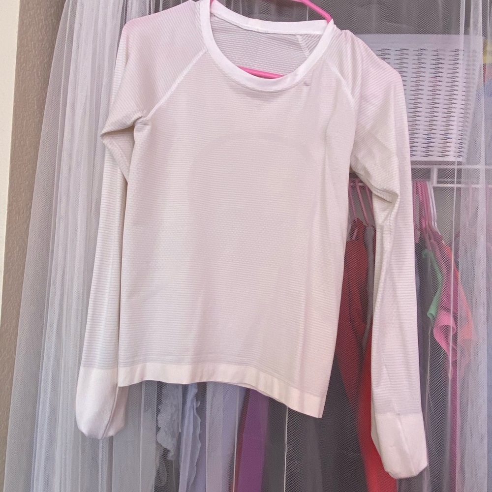 Size 4 Lululemon swiftly tech long sleeve